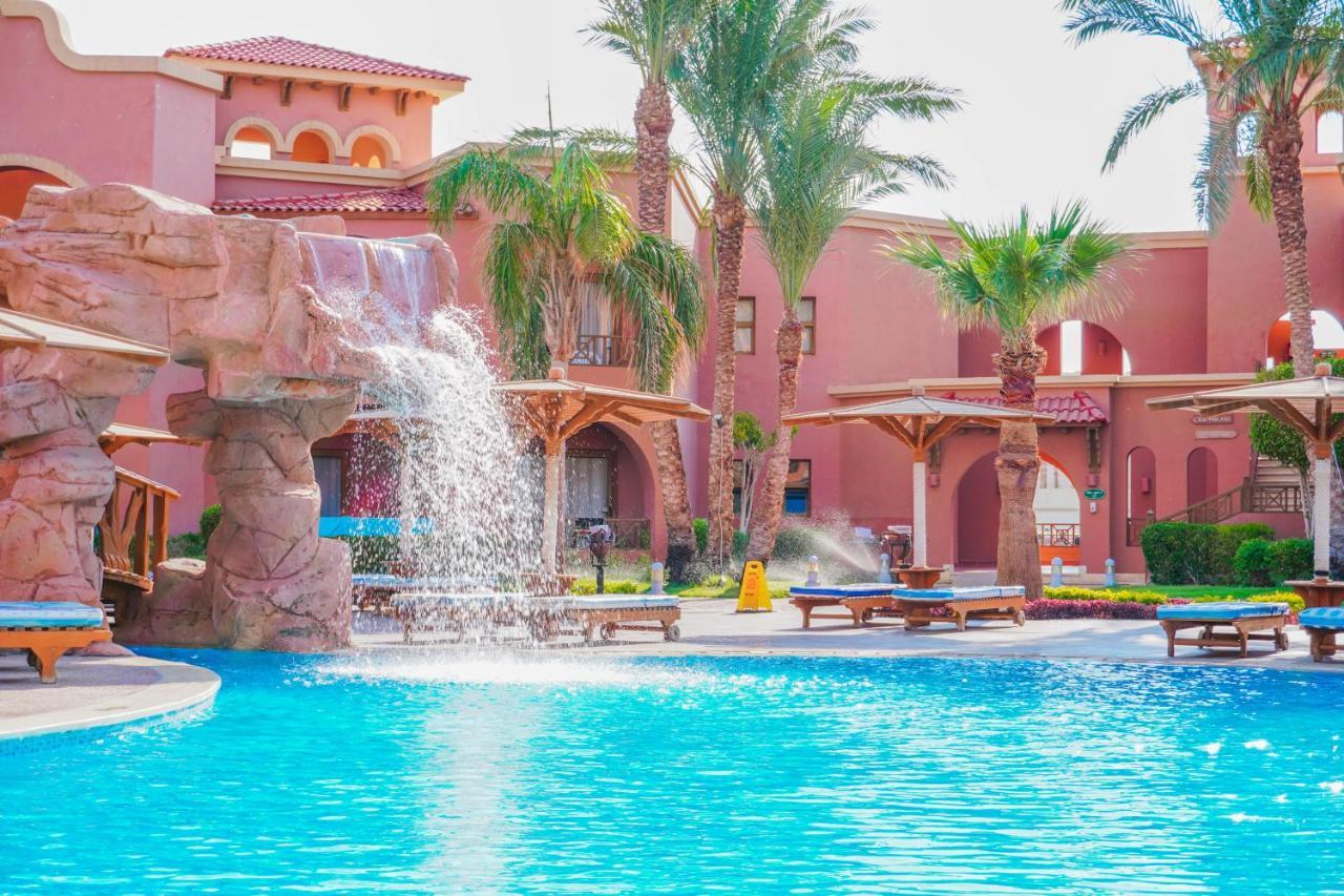 Charmillion Gardens Aquapark 호텔 샤름 엘 셰이크 외부 사진 The swimming pool at the Hilton Luxor