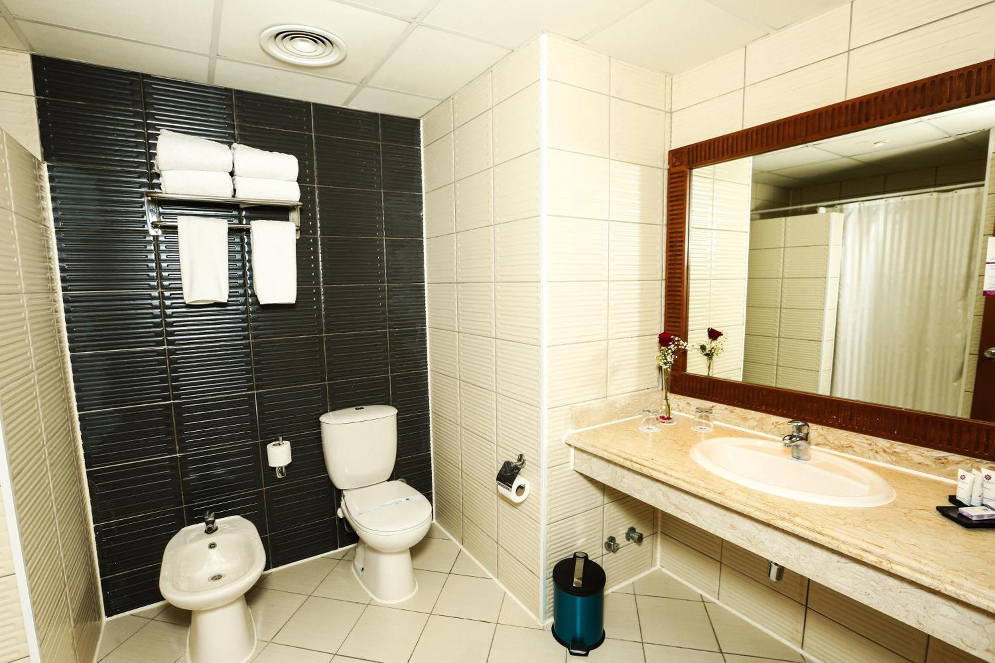 Charmillion Gardens Aquapark 호텔 샤름 엘 셰이크 외부 사진 A modern bathroom