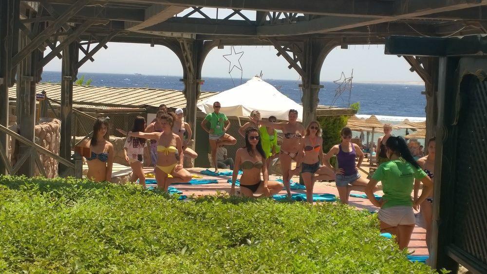 Charmillion Gardens Aquapark 호텔 샤름 엘 셰이크 외부 사진 A yoga class at a resort in Crete, Greece