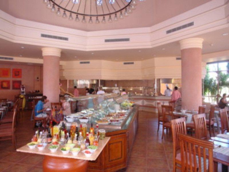 Charmillion Gardens Aquapark 호텔 샤름 엘 셰이크 외부 사진 A buffet at a hotel